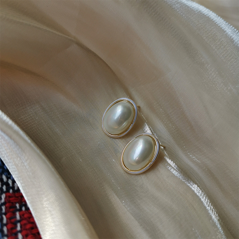 Pearl oyster earring