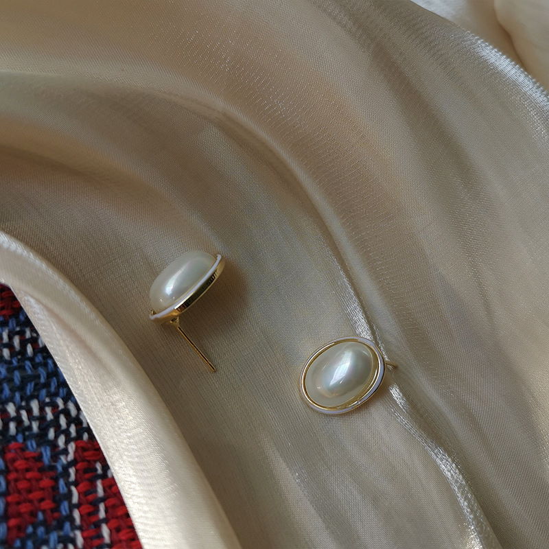 Pearl oyster earring
