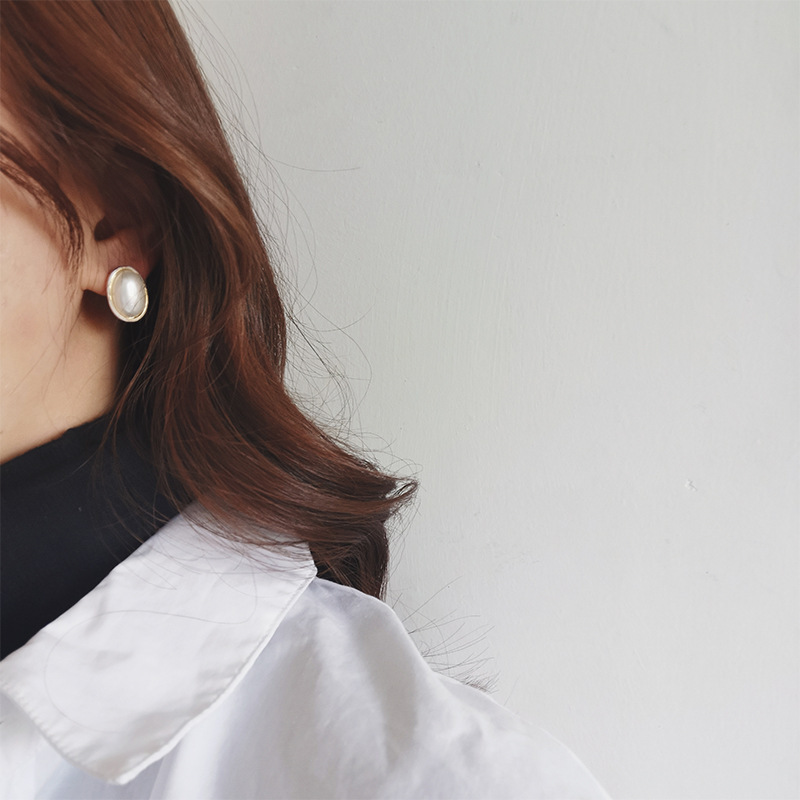 Pearl oyster earring