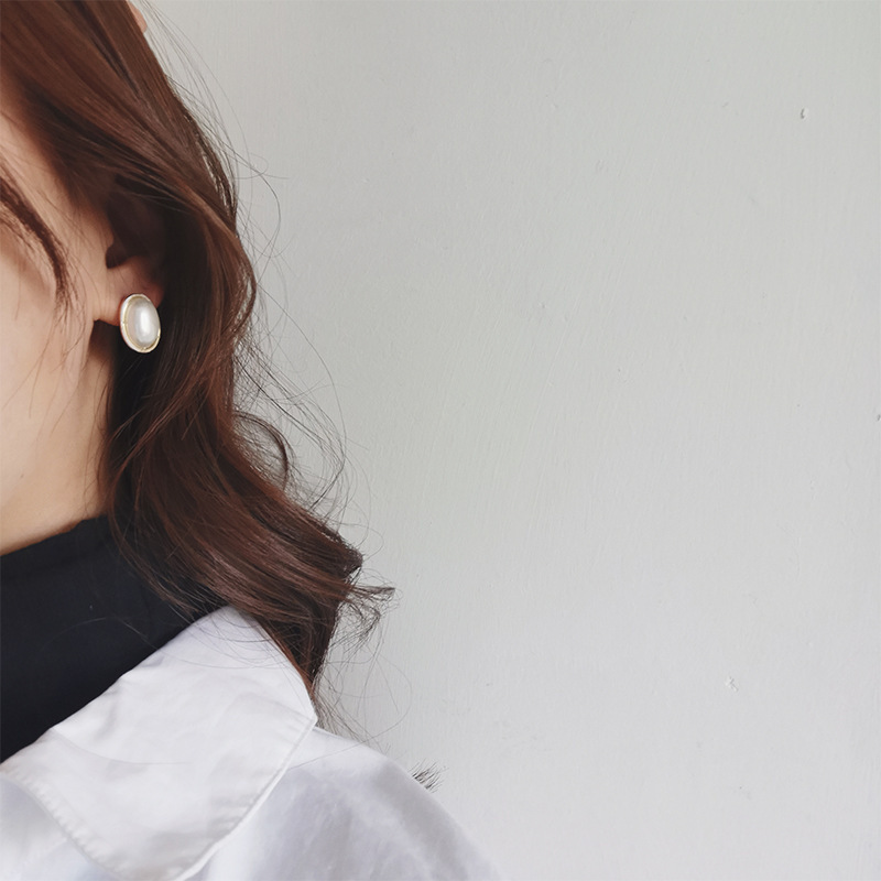 Pearl oyster earring