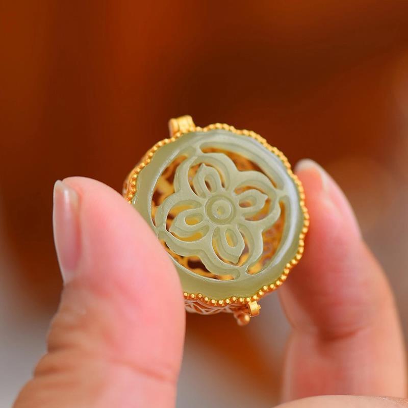 Soothe the nerves • Hollow Emerald jade stone necklace